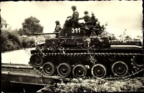 Ak Deutsche Bundeswehr, Panzer 311 bei Flussübergang