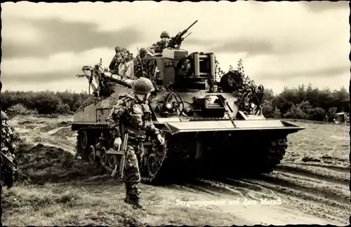 Ak Deutsche Bundeswehr, Bergungspanzer auf dem Marsch