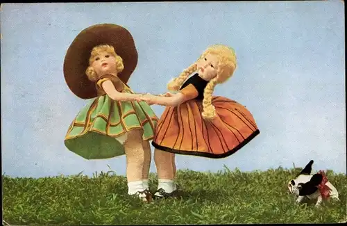 Ak Ein Tänzchen im Freien, Zwei tanzende Puppen, Stoffhund