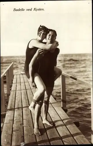 Ak Badeliv ved Kysten, Mann trägt Frau in Badekleidung, Steg