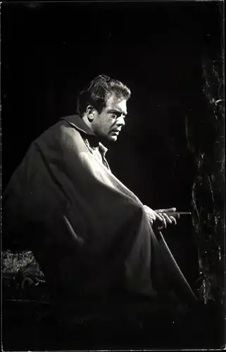 Foto Ak Theaterschauspieler, Seitenportrait, auf der Bühne