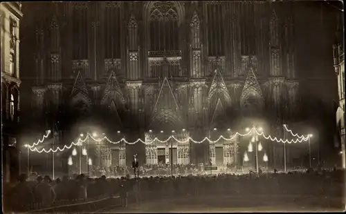 Ak Köln am Rhein, Dom in Festbeleuchtung, Nacht, Besucher