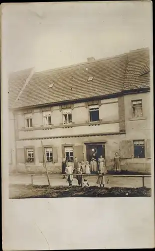 Foto Ak Lunzenau in Sachsen, Anwohner vor einem Wohnhaus