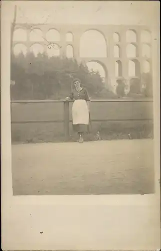 Foto Ak Mylau Reichenbach, Junge Frau vor der Göltzschtalbrücke, 1921