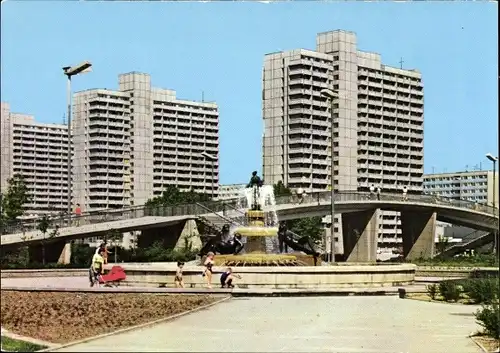 Ak Neustadt Halle an der Saale, Brunnen an der Magistrale, Hochhäuser, Kinderwagen