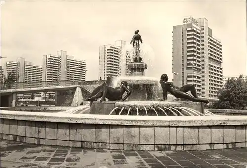 Ak Neustadt Halle an der Saale, Brunnen mit Bronzefiguren v. G. Lichtenfeld, Hochhaus