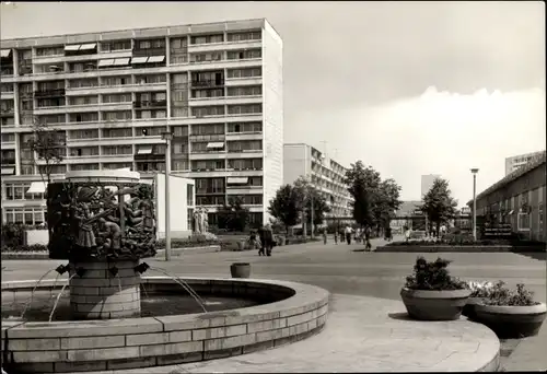 Ak Neustadt Halle an der Saale, Partie am Alchemistenbrunnen, Plattenbauten