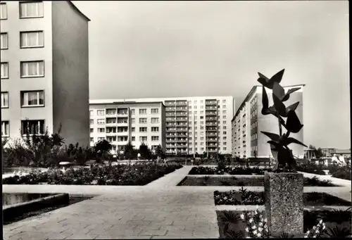 Ak Neustadt Halle an der Saale, Taubenbrunnen, Hochhäuser, Plattenbauten