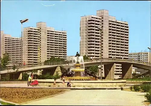 Ak Neustadt Halle an der Saale, Wohnkomplex, Plattenbauten, Brunnen an der Magistrale, Hochhäuser
