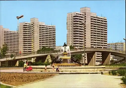 Ak Neustadt Halle an der Saale, Brunnen an der Magistrale, Hochhäuser, Plattenbauten