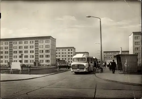 Ak Neustadt Halle an der Saale, Wohnkomplex, Hochhäuser, Plattenbauten, Omnibus