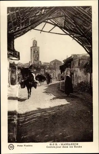 Ak Marrakesch Marokko, Contre jour dans les Souks, Minarett, Einheimische