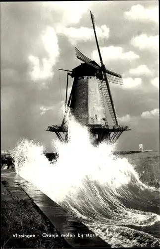 Ak Vlissingen Zeeland Niederlande, Windmühle, Brandung, Oranje molen bij storm