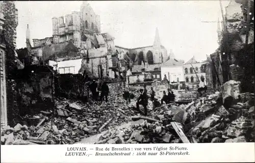 Ak Louvain Leuven Flämisch Brabant, rue de Bruxelles, vue vers l'Église St Pierre, Ruinen, I. WK