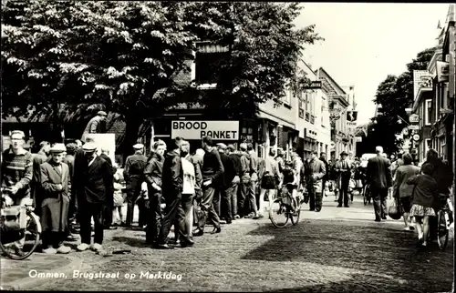 Ak Ommen Overijssel Niederlande, Brugstraat op Marktdag