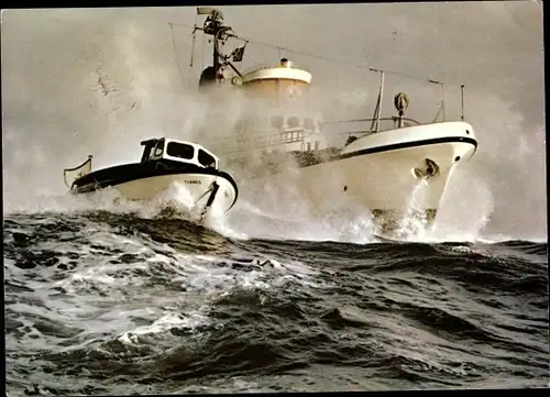 Ak Seenotkreuzer mit seinem Tochterboot, Deutsche Gesellschaft zur Rettung Schiffbrüchiger