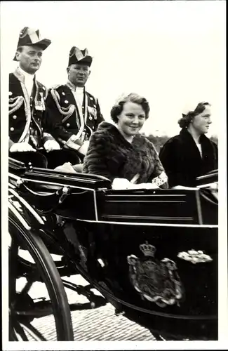 Ak Niederländisches Königshaus, Prinzessinnen Beatrix und Irene in der Kutsche