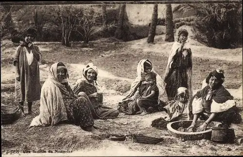 Ak Une Famille de Nomades, Nomaden, Kinder, sitzende Frauen, Maghreb