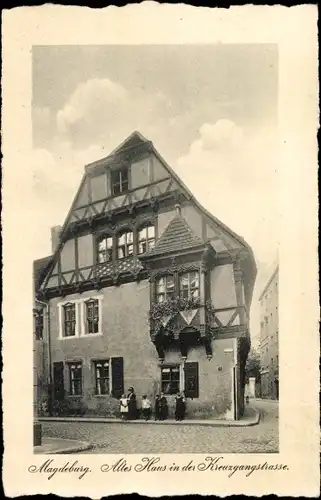 Ak Magdeburg, Blick auf ein altes Haus in der Kreuzgangstraße, Kinder