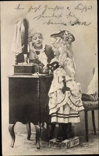 Ak Zwei Mädchen verkleiden sich als elegante Damen