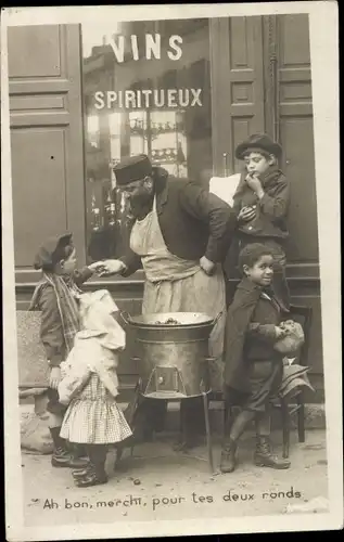 Ak Maronenhändler vor einer Spirituosenhandlung, Straßenhändler, Kinder