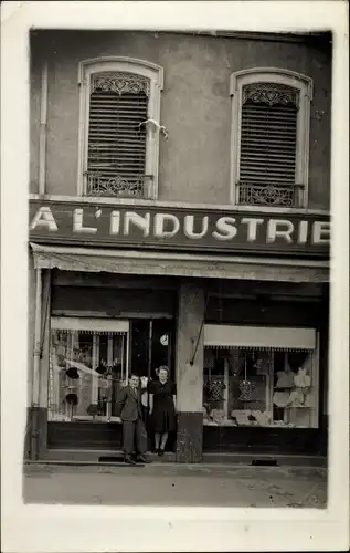 Foto Ak Frankreich, A l'Industrie, Mann und Frau vor einer Modehandlung, Schaufenster