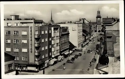 Ak Pardubice Pardubitz Stadt, Straßenparie, Sekuritas Gebäude