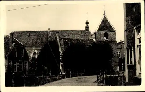 Foto Ak Greetsiel Krummhörn in Ostfriesland, Partie an der Kirche