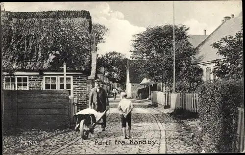 Ak Nondby Fanø Dänemark, Straßenpartie, Mann mit Schubkarre