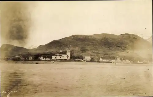 Foto Ak Alaska USA, Blick übers Wasser auf einen Ort