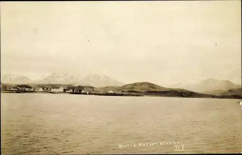 Foto Ak Dutch Harbor Alaska USA, Blick übers Wasser zum Ort