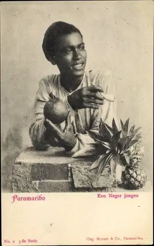 Ak Paramaibo Suriname, Een Neger jongen, Mann mit Pfeife