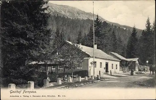 Ak Nassereith in Tirol, Gasthof Fernpass, Straßenpartie