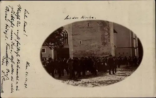 Foto Ak Wien, Menschengruppe vor der Kirche