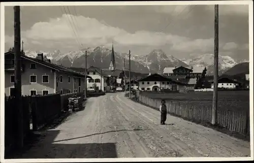 Foto Ak Seefeld in Tirol, Teilansicht mit Blick auf das Wettersteingebirge
