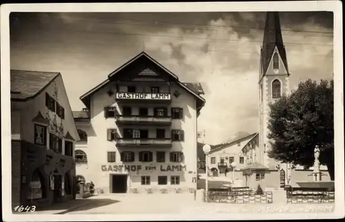 Ak Seefeld in Tirol, Teilansicht mit Gasthof zum Lamm, Kirche