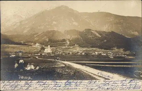 Foto Ak Vomp in Tirol, Blick auf den Ort mit Umgebung