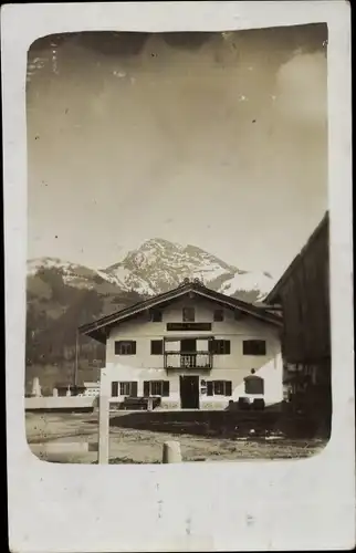 Foto Ak Kitzbichl Kitzbühel in Tirol, Blick auf eine Pension