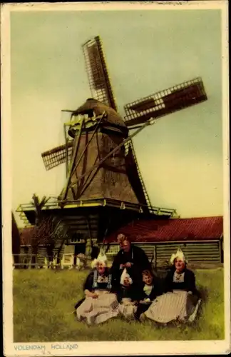 Ak Volendam Nordholland Niederlande, Frauen mit Familie vor Mühle