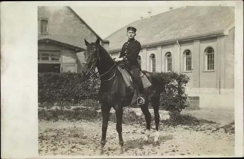 Foto Ak Deutscher Soldat in Uniform auf einem Pferd, Portrait, I WK