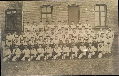 Foto Ak Deutsche Soldaten in Uniformen, Seeleute, Gruppenaufnahme
