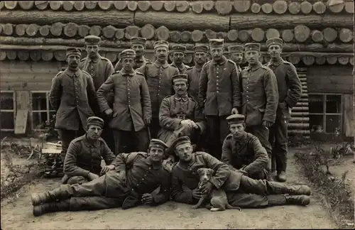 Foto Ak Deutsche Soldaten in Uniformen, Gruppenaufnahme mit Hund, I WK