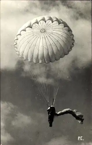 Foto Fallschirmspringer nach dem Absprung