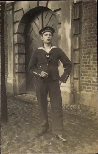 Foto Ak Deutscher Soldat in Uniform, Seemann, Standportrait