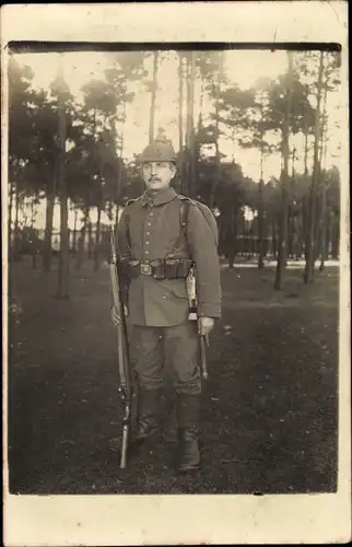 Foto Ak Deutscher Soldat in Uniform, Standportrait, Pickelhaube