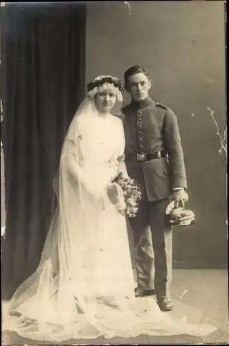 Foto Ak Deutscher Soldat in Uniform mit Braut, Hochzeit, Portrait