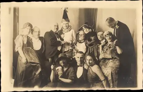 Foto Ak Männer und Frauen in Kostümen, Karneval