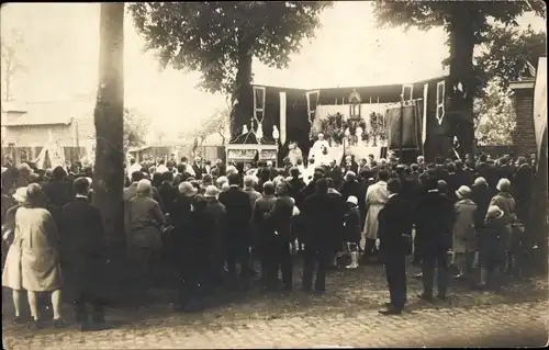 Foto Ak Unbekannter Ort, Messe, Menschengruppe, Gottesdienst