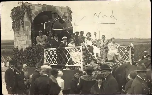 Foto Ak Frankreich, Festumzug, Festwagen mit Eisenbahn, Dampflok, Nord