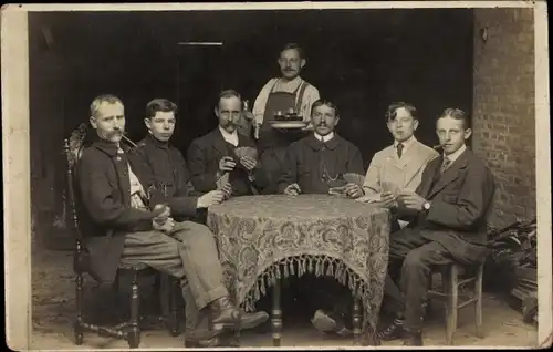 Foto Ak Männer spielen Karten, Kellner mit Tablett
